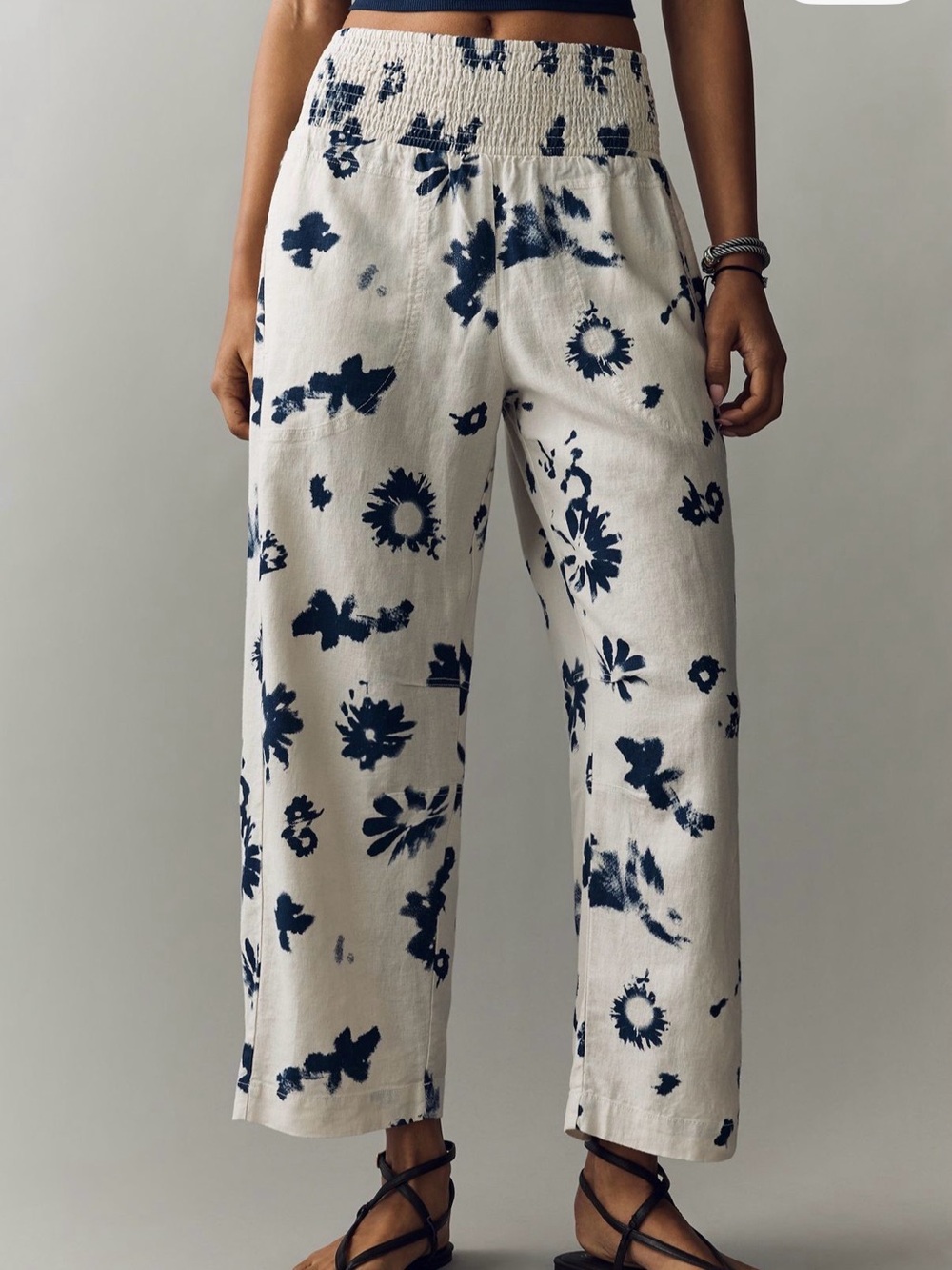 NWT Pilcro Reese Smocked Pull-On Barrel- Leg Pants - XS (can fit up) - Picture 3 of 10